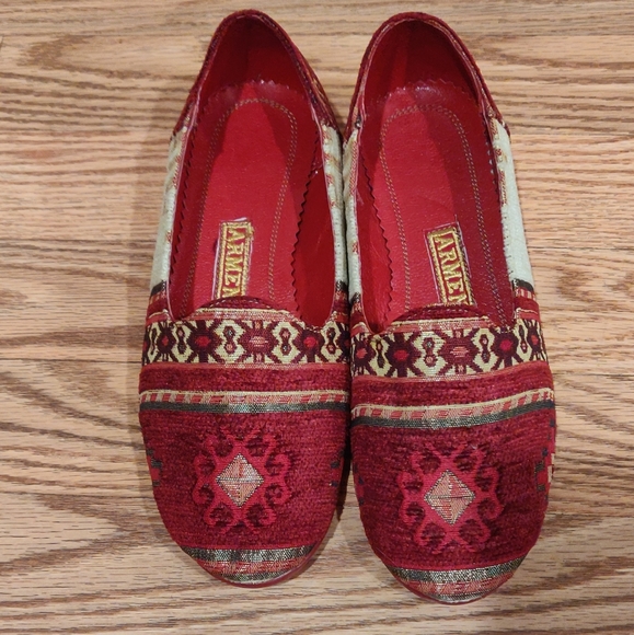 🆕 ONE OF A KIND, UNIQUE, TRADITIONAL LOOKING SHOE - Picture 2 of 5